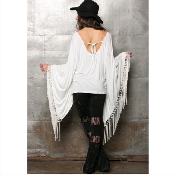 🚨NOS🚨The SUKURA fringe poncho top - BLACK - Picture 4 of 4