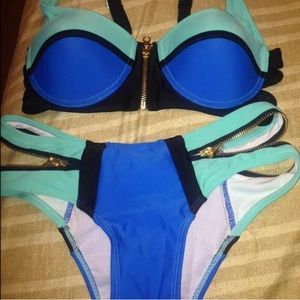 Color block bikini .