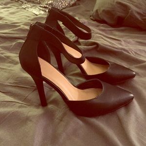 Black pump with ankle strap