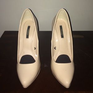Nude pumps