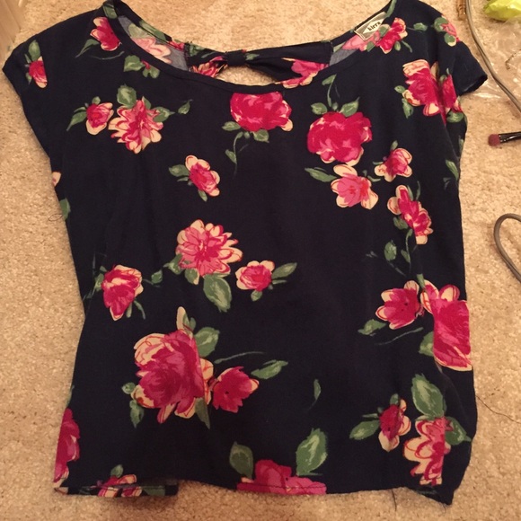 Open bow back. Floral pattern. Fits small/medium - Picture 2 of 3