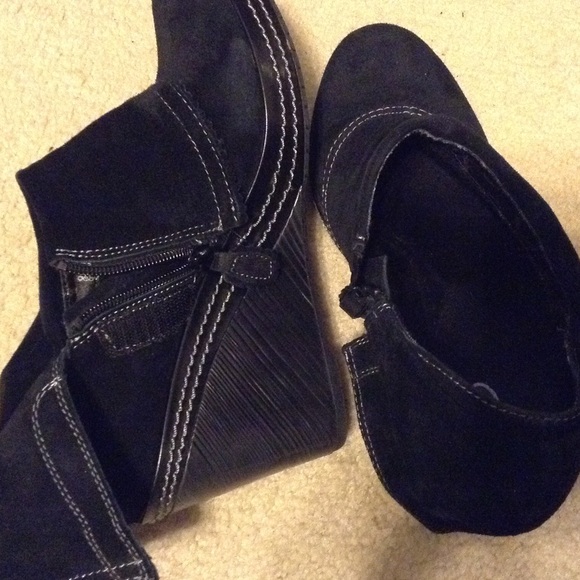 Cute black suede boots!