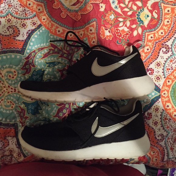White and black Nike roshe runs