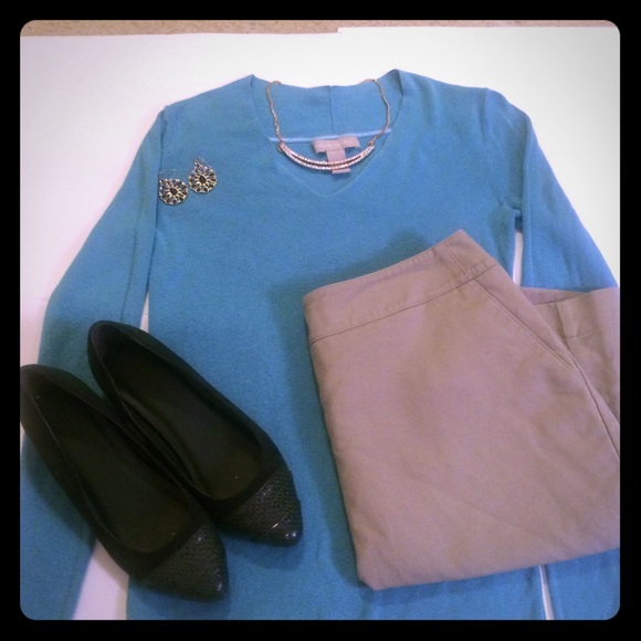 Seamless Blue V-Neck Sweater by Banana Republic🎀