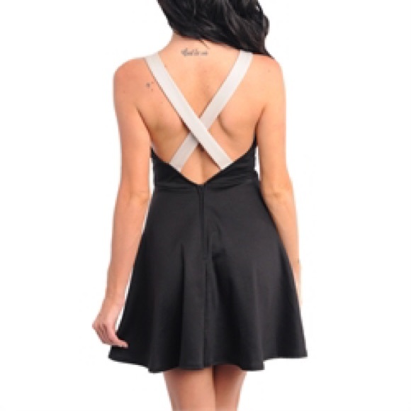 🆕 Black Dress With Cross Cross Back - Picture 2 of 2