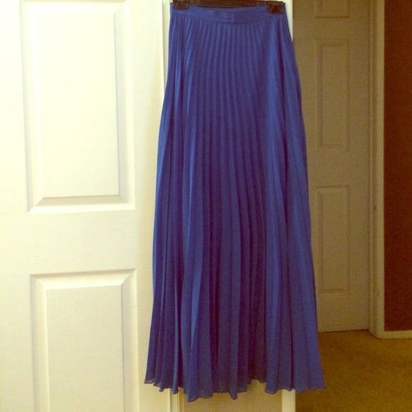 Bebe Pleated Maxi Skirt