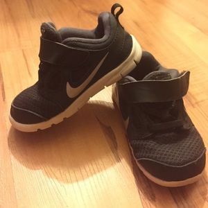 Nike little boys free 5.0 casual sneakers. Size 7