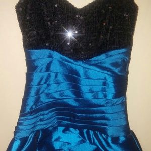 Gorgeous blue dress!