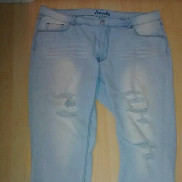 WINTER SALE!! Nice pair of light ripped jeans (:
