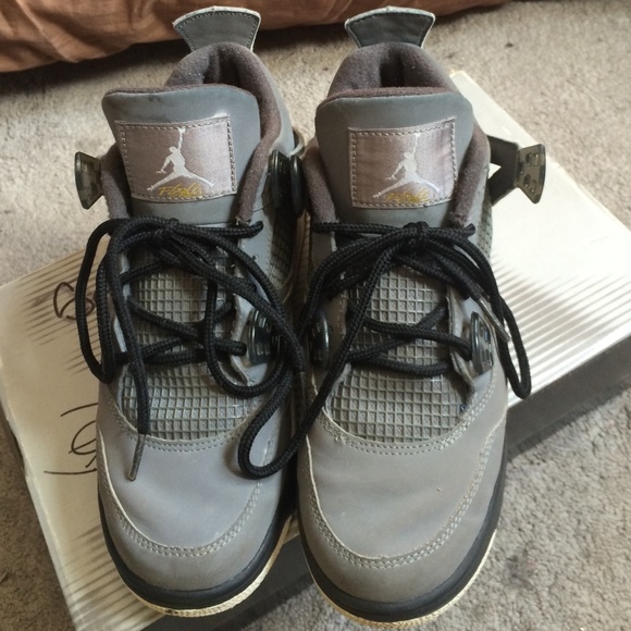 Limited edition " Cool grey 4 Retro "