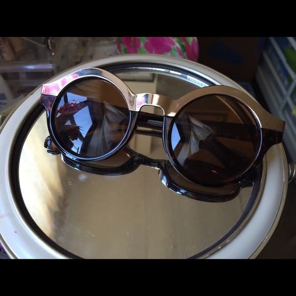 Round Shape Glasses With Gold Detail