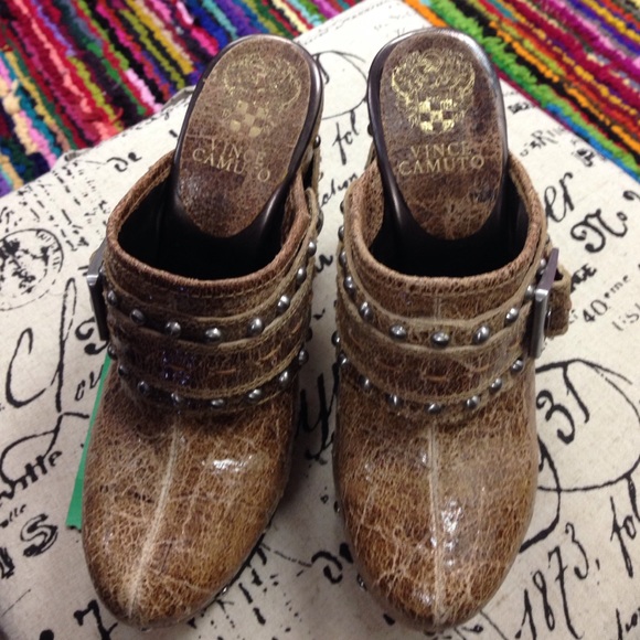 Vince Camuto brown clogs