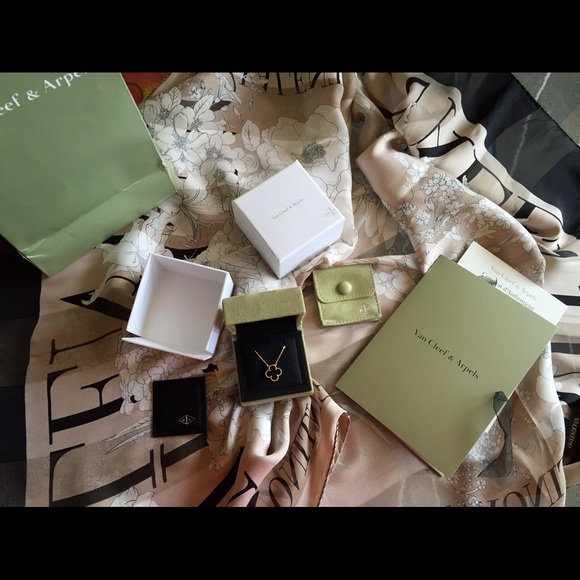 (SOLD) Van Cleef & Arpel Alhambra Pendant in Onyx - Picture 2 of 4