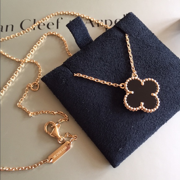 (SOLD) Van Cleef & Arpel Alhambra Pendant in Onyx - Picture 3 of 4