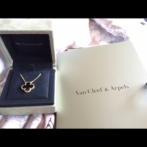 (SOLD) Van Cleef & Arpel Alhambra Pendant in Onyx - Picture 4 of 4