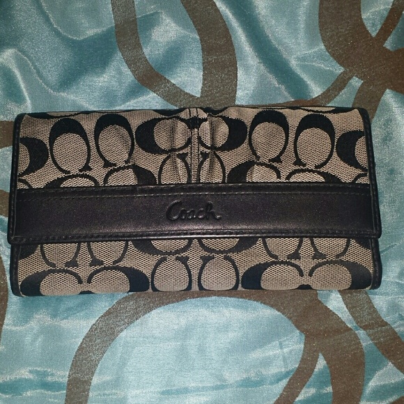 Preloved full size authentic Coach wallet
