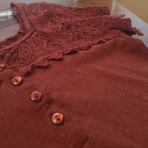 maroon short sleeve top - Picture 3 of 3