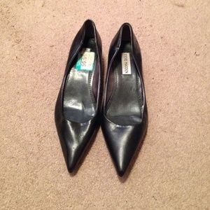Steve Madden black kitten heel pumps