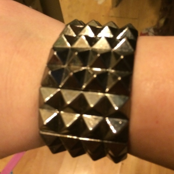 Metal stretch spike bracelet