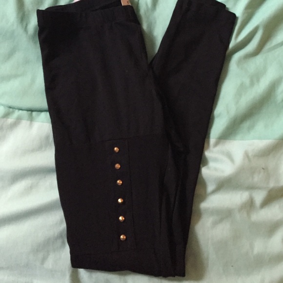 Super cute black leggings!