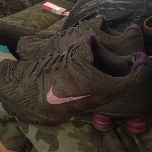 Purple and grey Nike shox.