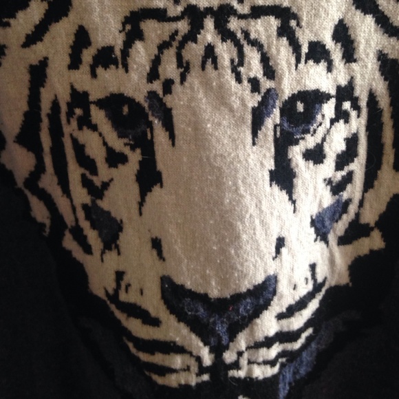 sweater with studs - Picture 3 of 3