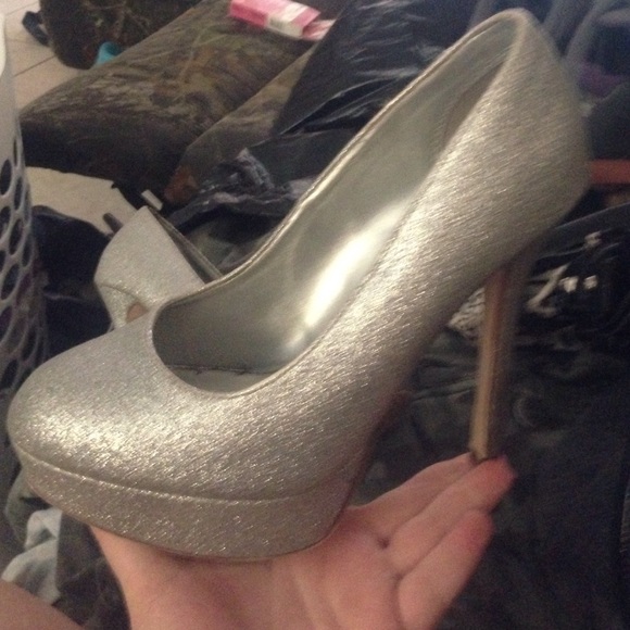Silver sparkle pumps