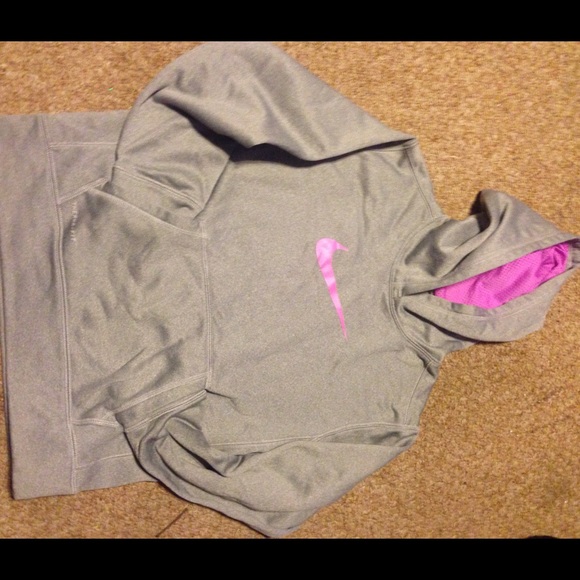 Grey Nike therma-fit