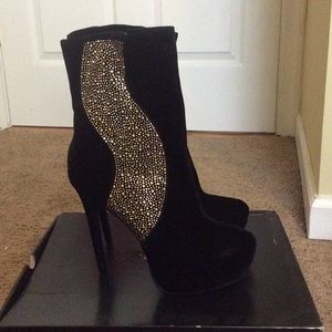 Black pumps with gold accents