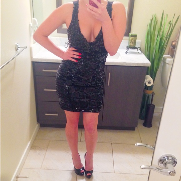 πHPπ Guess Sequinned Dress - Picture 2 of 4