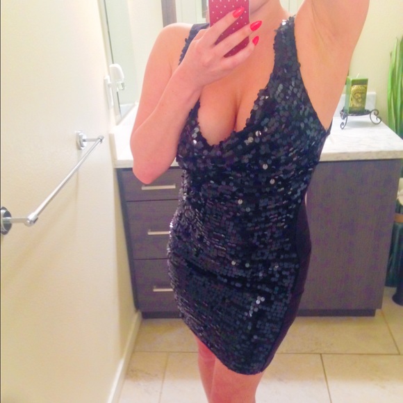 πHPπ Guess Sequinned Dress - Picture 3 of 4