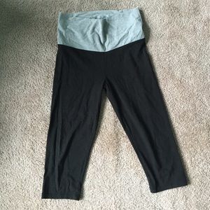 PINK Yoga Crop Leggings