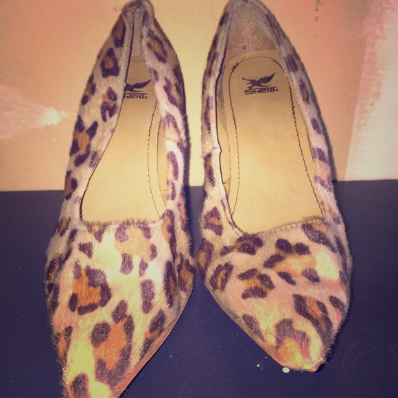 Leopard print pumps