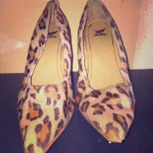 Leopard print pumps