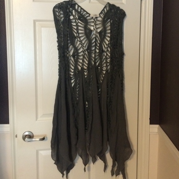 Chic grey long sleeveless cardigan.