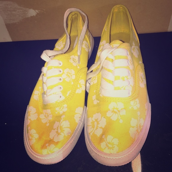 Yellow sneakers Hawaiian print