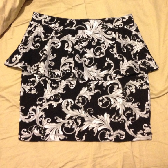 Forever 21 black white and gray short skirt