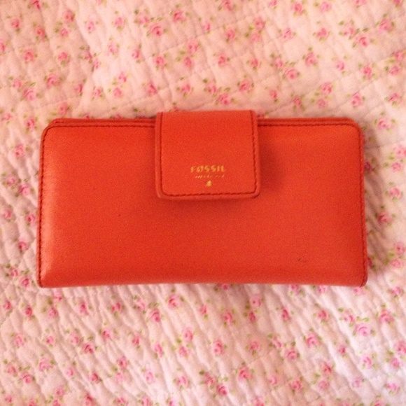 Beautiful coral & lavender colored Fossil wallet
