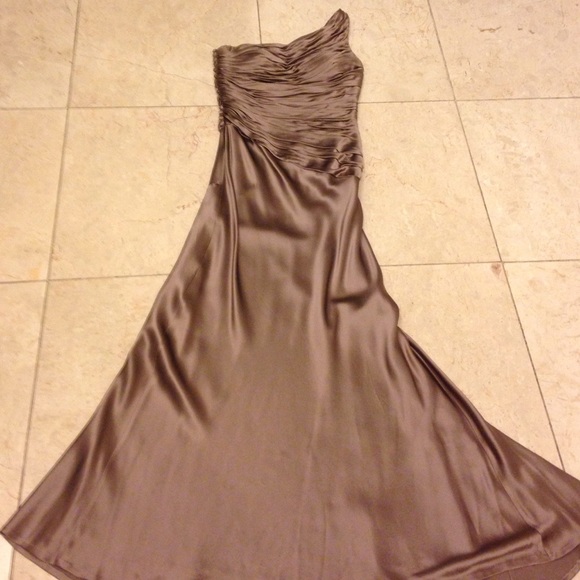 100%silk 1 shoulder elegant evening long dress in champagne.Beautifully tailored - Picture 2 of 4