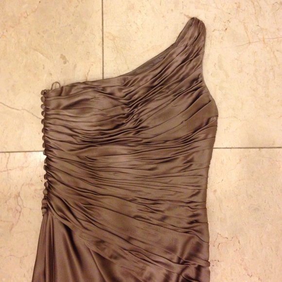 100%silk 1 shoulder elegant evening long dress in champagne.Beautifully tailored - Picture 3 of 4