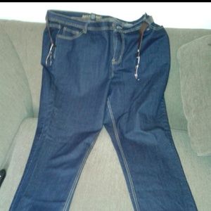 Jean pants with leather belt