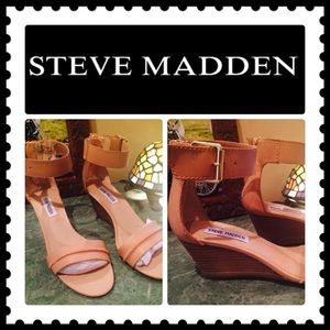 Never worn Steve Madden wedge