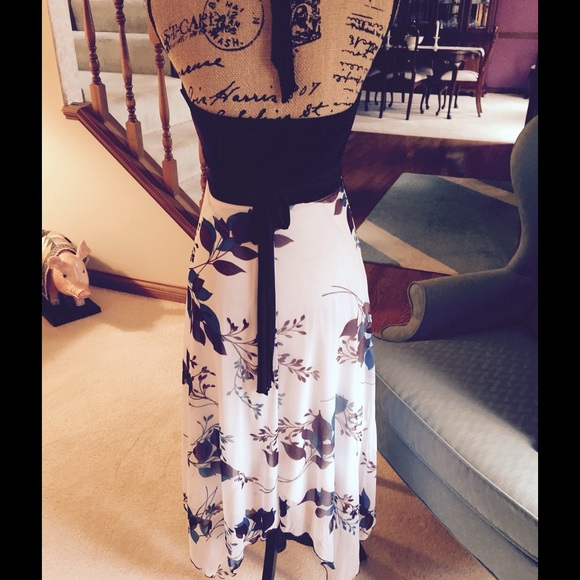 🌺Host Pick🌺Beautiful Brown & White Halter Dress - Picture 2 of 3