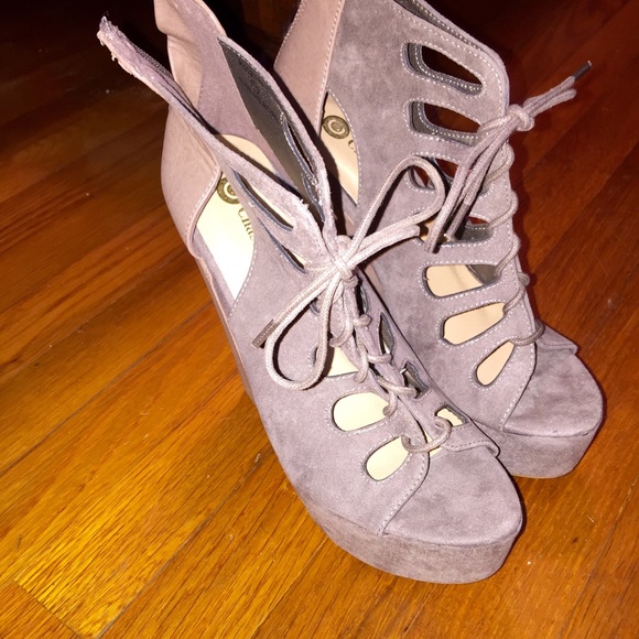 NEW Chase & Chloe wedge heels