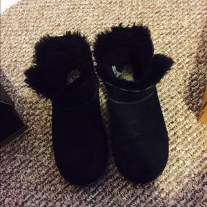 Black Bailey button ugg minis