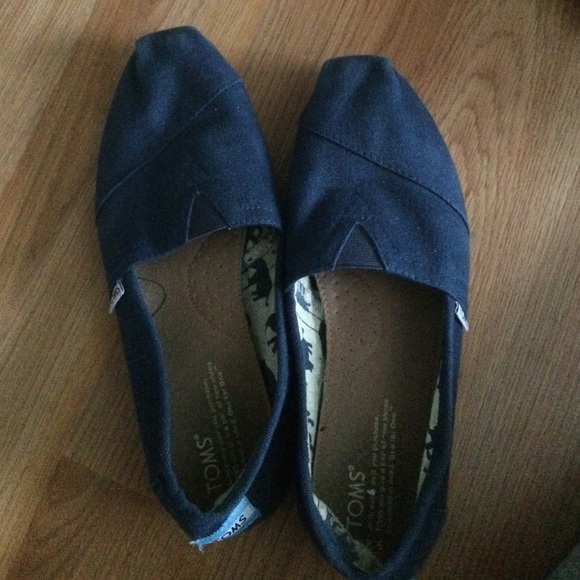 Navy blue toms