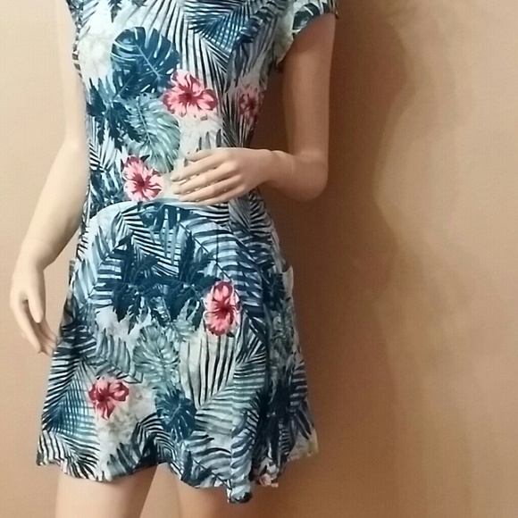 SOLD NWOT Open Back Floral Summer Dress - Picture 2 of 4