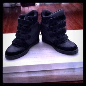 ◼️Black Sneakers◼️