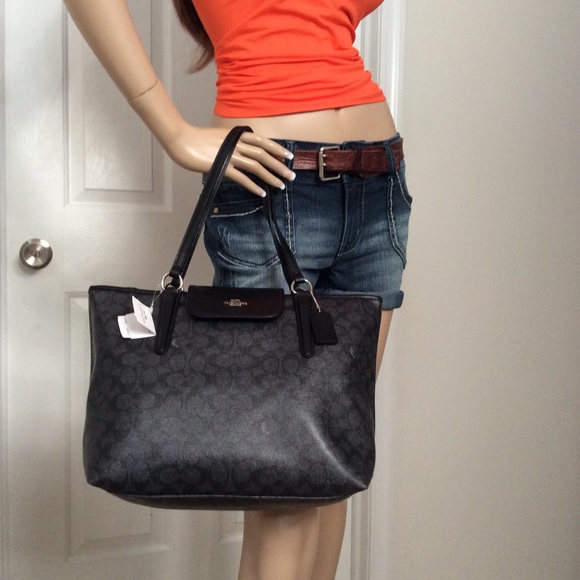 Coach black signature Zipper style handbag nwt - Picture 1 of 4