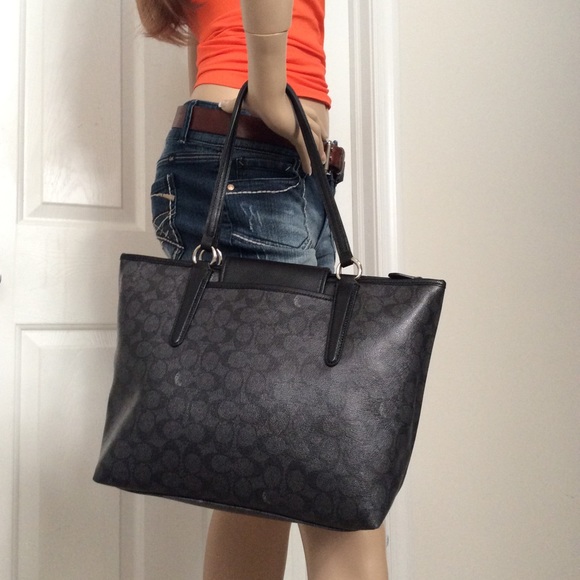 Coach black signature Zipper style handbag nwt - Picture 3 of 4